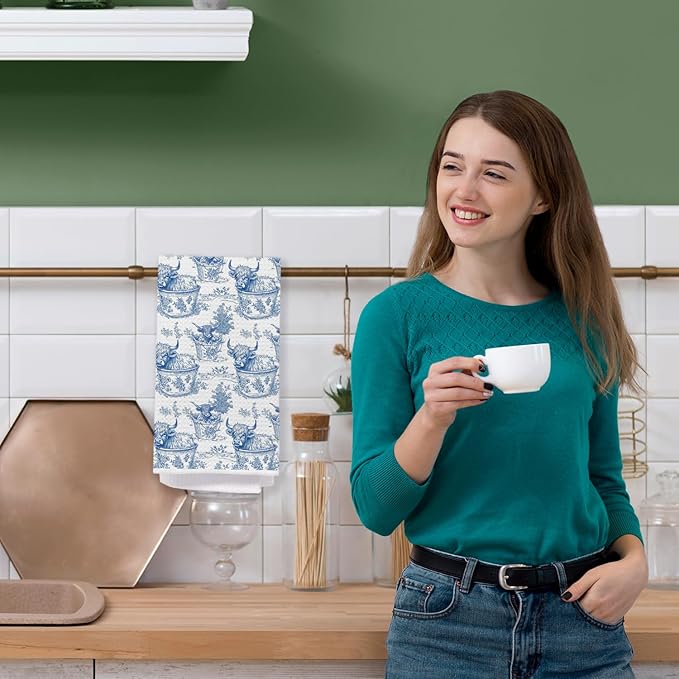 Blue Chinoiserie Highland Cow Kitchen Towels, Blue and White Grandmillennial Highland Cow Dish Tea Towels, Toile de Jouy Farm Animal Decorative Hand Towel for Bathroom Kitchen, 16x24 Inch