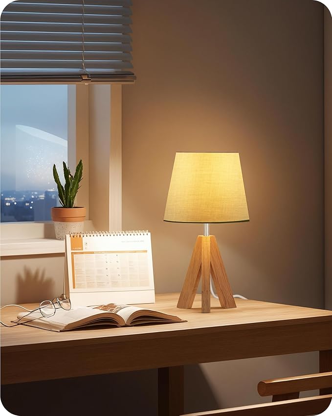 Tripod Table Lamp, Small Bedside Lamp with Wood Base & Green Fabric Shade, Little Cute Desk Lamp, Modern Nightstand Lamp for Bedroom, Kids Room, Living Room, Office, Corner, Green J51TL05