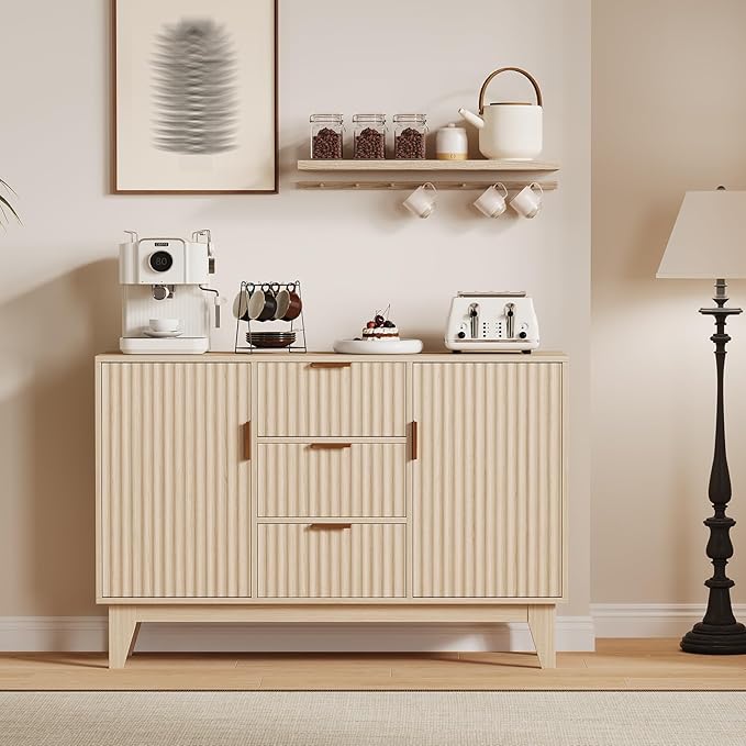 GarveeHome Fluted Buffet Storage Cabinet, 47.2 in Large Coffee Bar Kitchen Sideboard Cupboard with 3 Drawers 2 Doors for Living Room Entryway, Oak