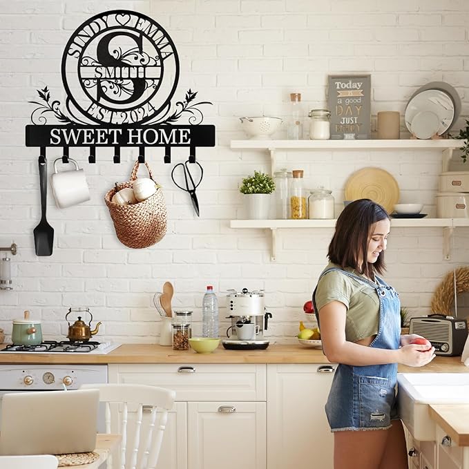 Personalized Key Holder for Wall - Custom Family Name Metal Wall Key Hanger, Key Hooks with Monogram Design, Anniversary Couple Gifts, Key Rack Holder Wall Mount for Living Room, Bedroom