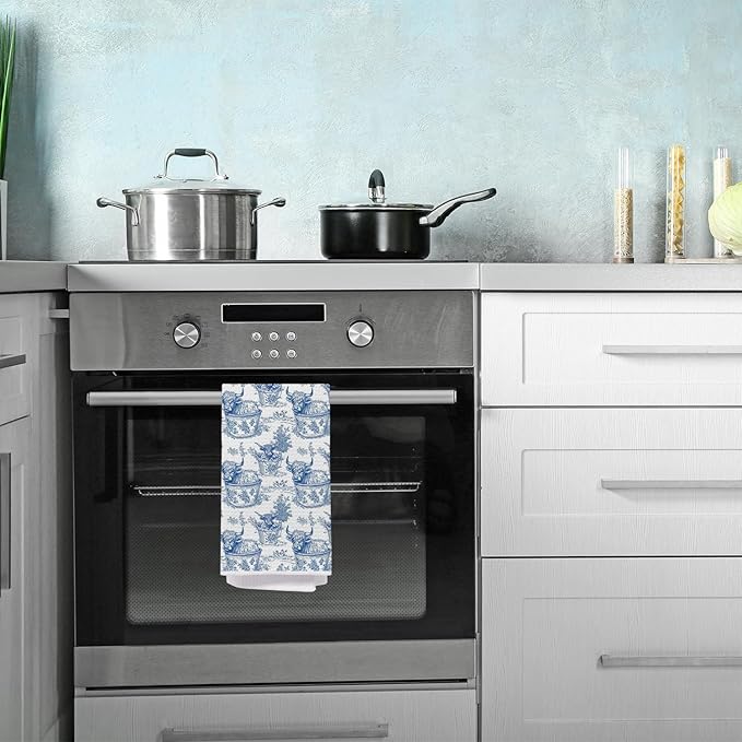 Blue Chinoiserie Highland Cow Kitchen Towels, Blue and White Grandmillennial Highland Cow Dish Tea Towels, Toile de Jouy Farm Animal Decorative Hand Towel for Bathroom Kitchen, 16x24 Inch