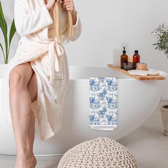 Blue Chinoiserie Highland Cow Kitchen Towels, Blue and White Grandmillennial Highland Cow Dish Tea Towels, Toile de Jouy Farm Animal Decorative Hand Towel for Bathroom Kitchen, 16x24 Inch