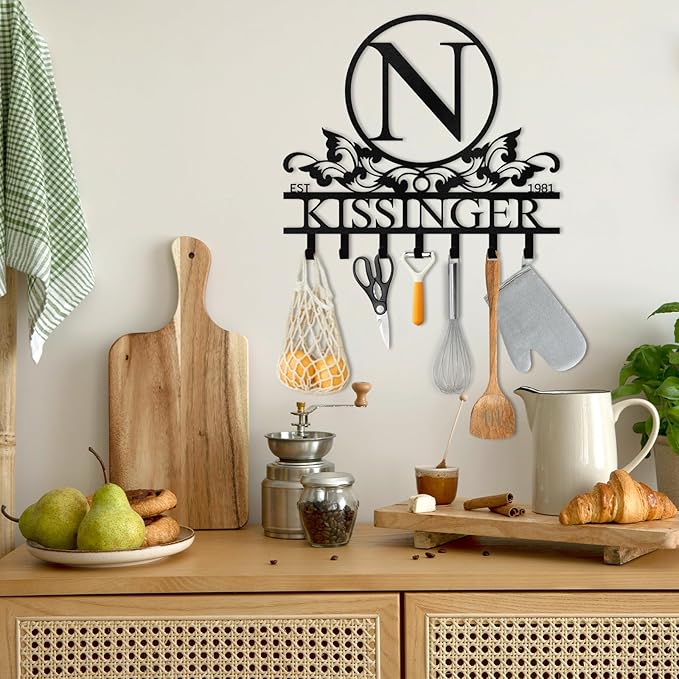 Personalized Metal Key Holder Wall Mount, Custom Family Name Key Holder for Wall, Decorative Key Rack, Home Decor for Entryway Kitchen Hallway Bedroom, Housewarming Gifts Color02